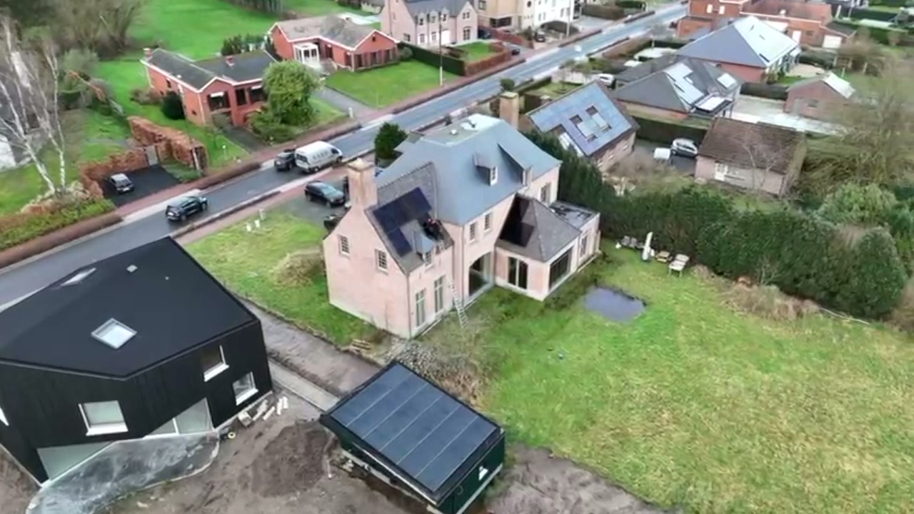 Zonnepanelen op het dak van een woning, geplaatst door DYMNO